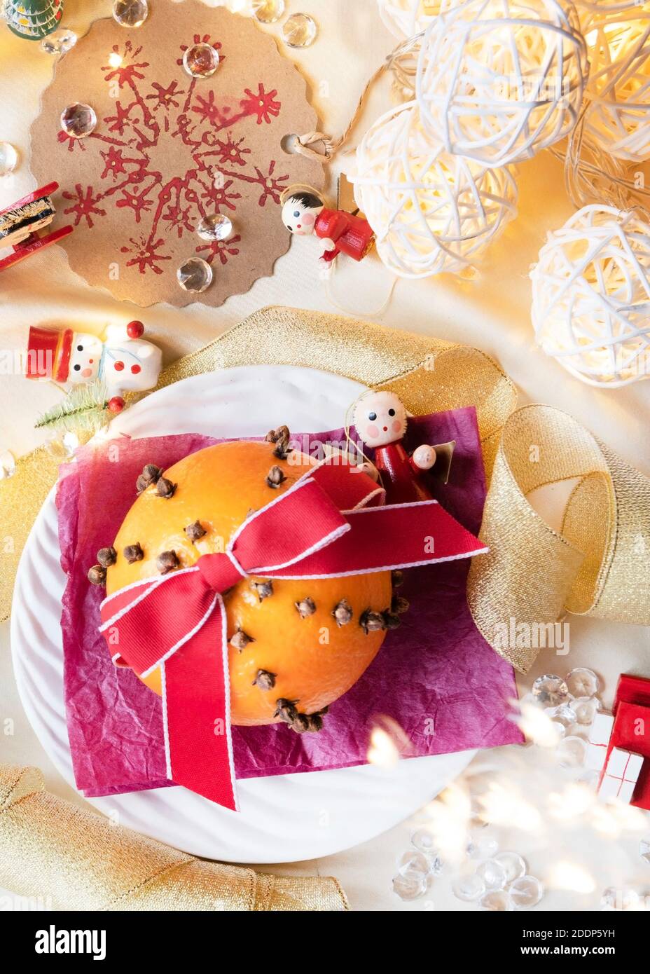 Vertikale Weihnachtsdekoration, aus Orange und Nelken Pomander mit hübschen Lichtern und alten Holz Weihnachtsbaum Finger Raum für Text über legen Stockfoto
