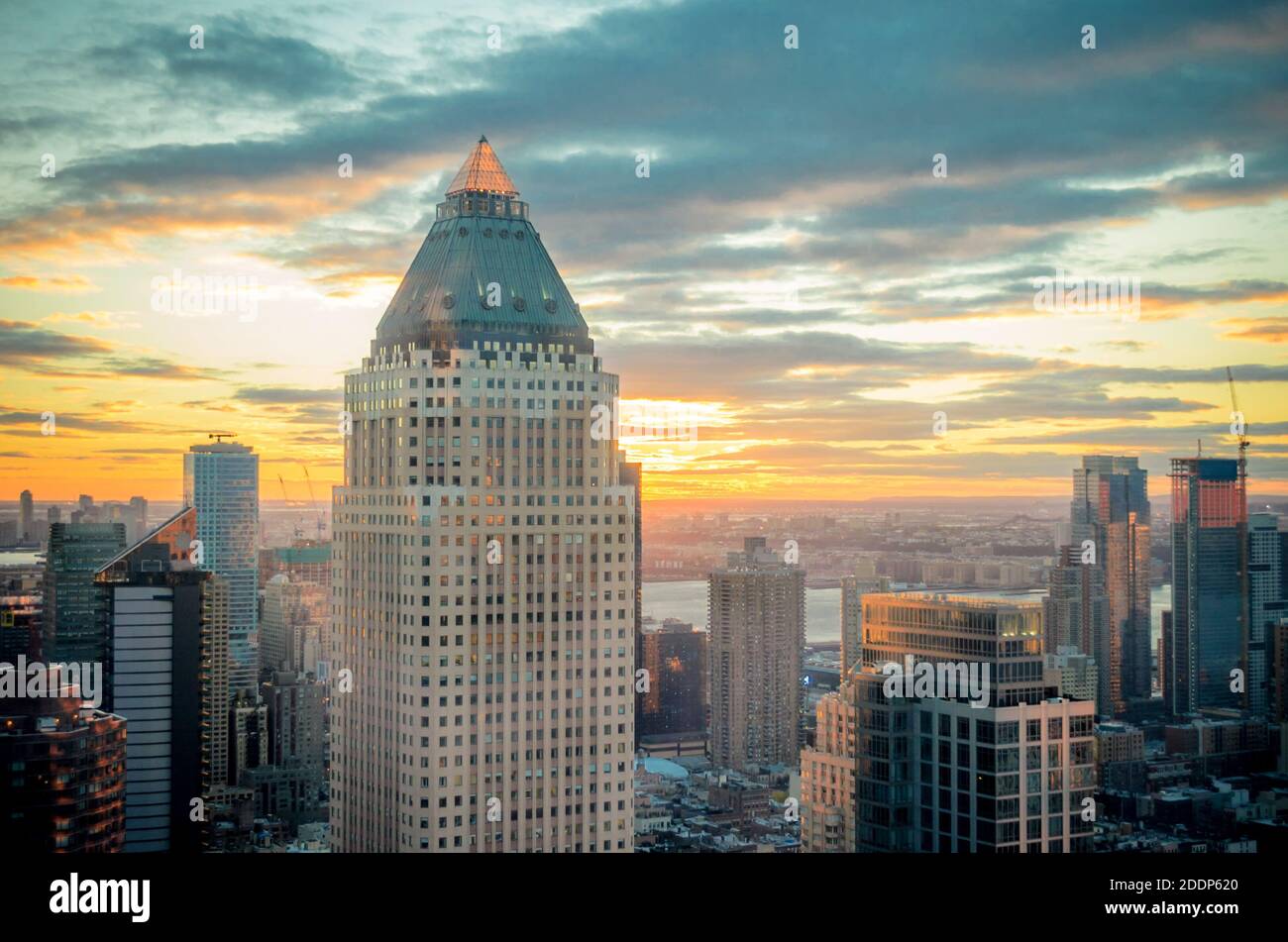 Luftaufnahme von Gebäuden, Wolkenkratzern und Türmen in Manhattan New York City bei Sonnenuntergang, Hudson River & Jersey City im Hintergrund. Wunderschöne Sky-Farben. Stockfoto
