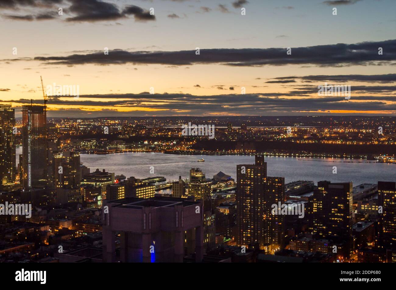 Luftaufnahme von Gebäuden, Wolkenkratzern und Türmen in Manhattan bei Nacht. Schöne Farben im Horizont. Hudson River & Jersey City im Hintergrund Stockfoto