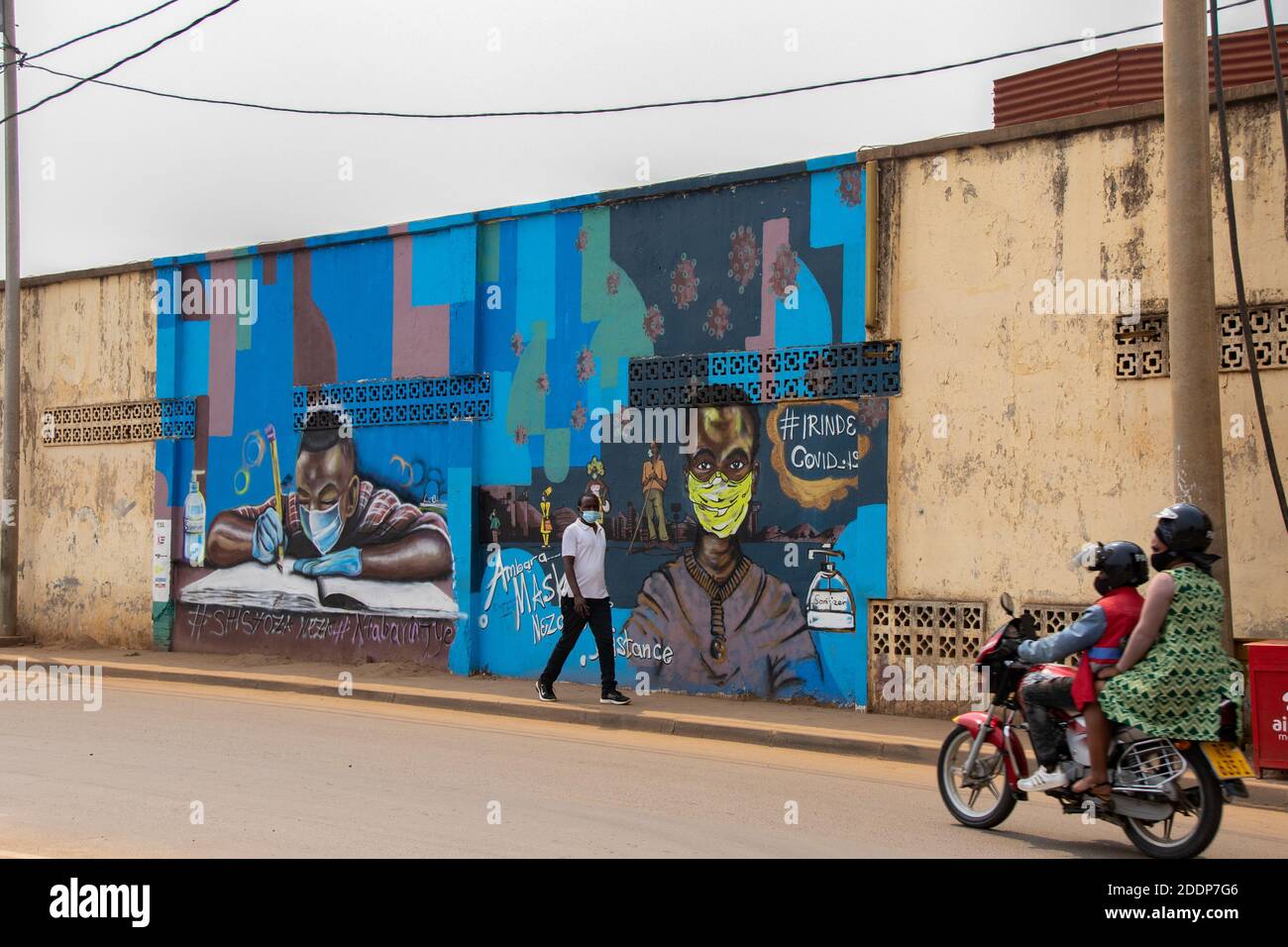Künstler Gemälde Wände in Giporosa erinnern die Menschen zu tragen Gesichtsmasken, um die Ausbreitung von Coronavirus zu verhindern. Remera, Kigali, Ruanda. Stockfoto