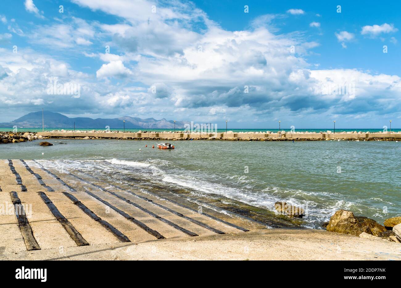 Küstenlandschaft mit kleinem Hafen in Trappeto, Provinz Palermo, Sizilien, Italien Stockfoto