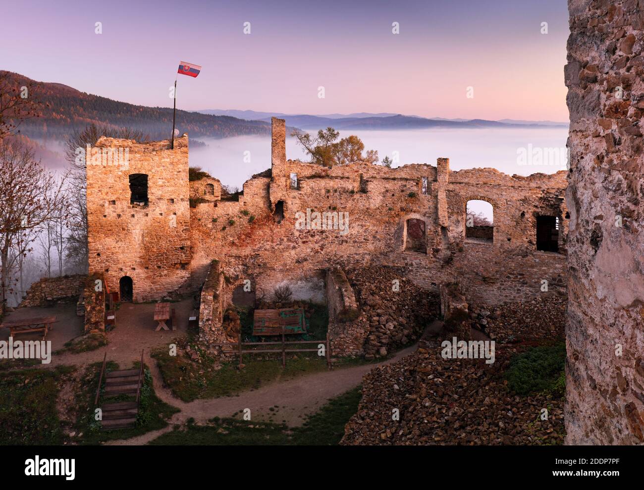 Slowakei Burg bei Sonnenaufgang mit Nebel - Ruine von Povazsky Hrad Stockfoto