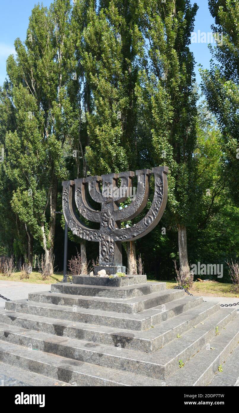 KIEW, UKRAINE - 28. SEPTEMBER 2020: Menorah-Denkmal in Babi Jar, Kiew zum Gedenken an jüdische Menschen, die während der Holocau von deutschen Truppen getötet wurden Stockfoto