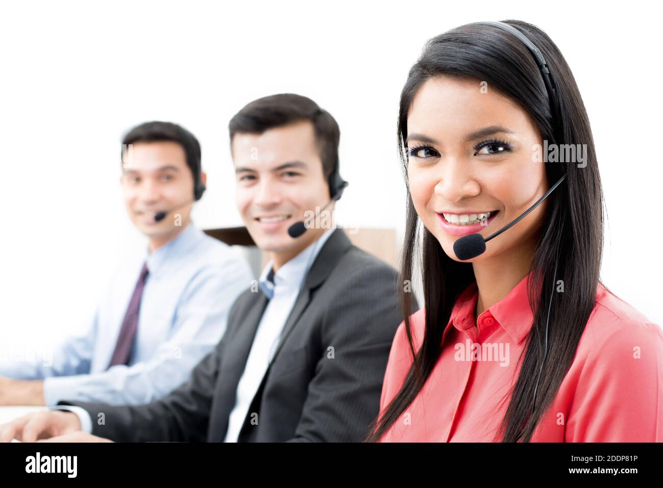 Lächelndes Callcenter (oder Telemarketer)-Personal im Büro Stockfoto