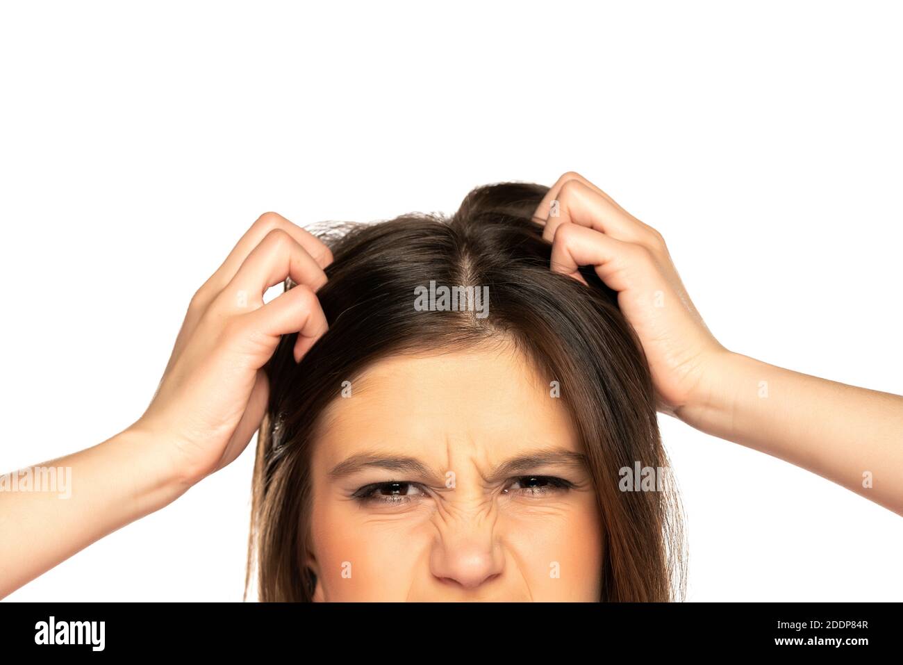 Halbporträt der jungen nervösen Frau kratzt ihren Kopf auf Weißer Hintergrund Stockfoto