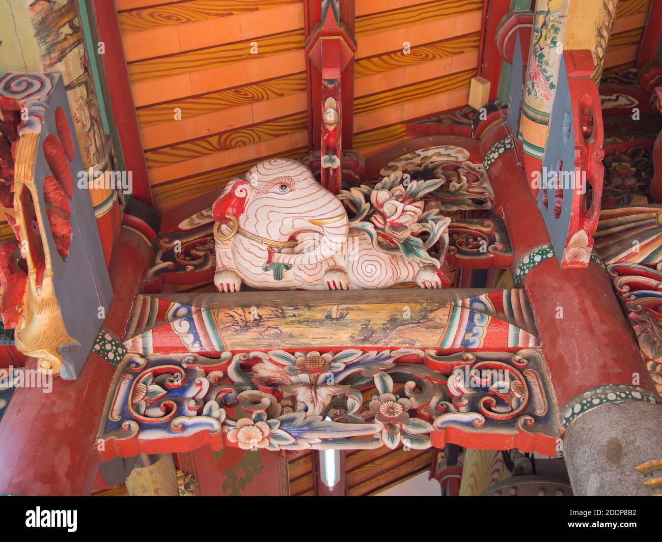 Eine Elefantendekoration auf dem Balken des Hukou Sanyuan Tempels in Hsinchu, Taiwan. Dieser Tempel ist eine ausgewiesene historische Stätte von Hsinchu. Stockfoto