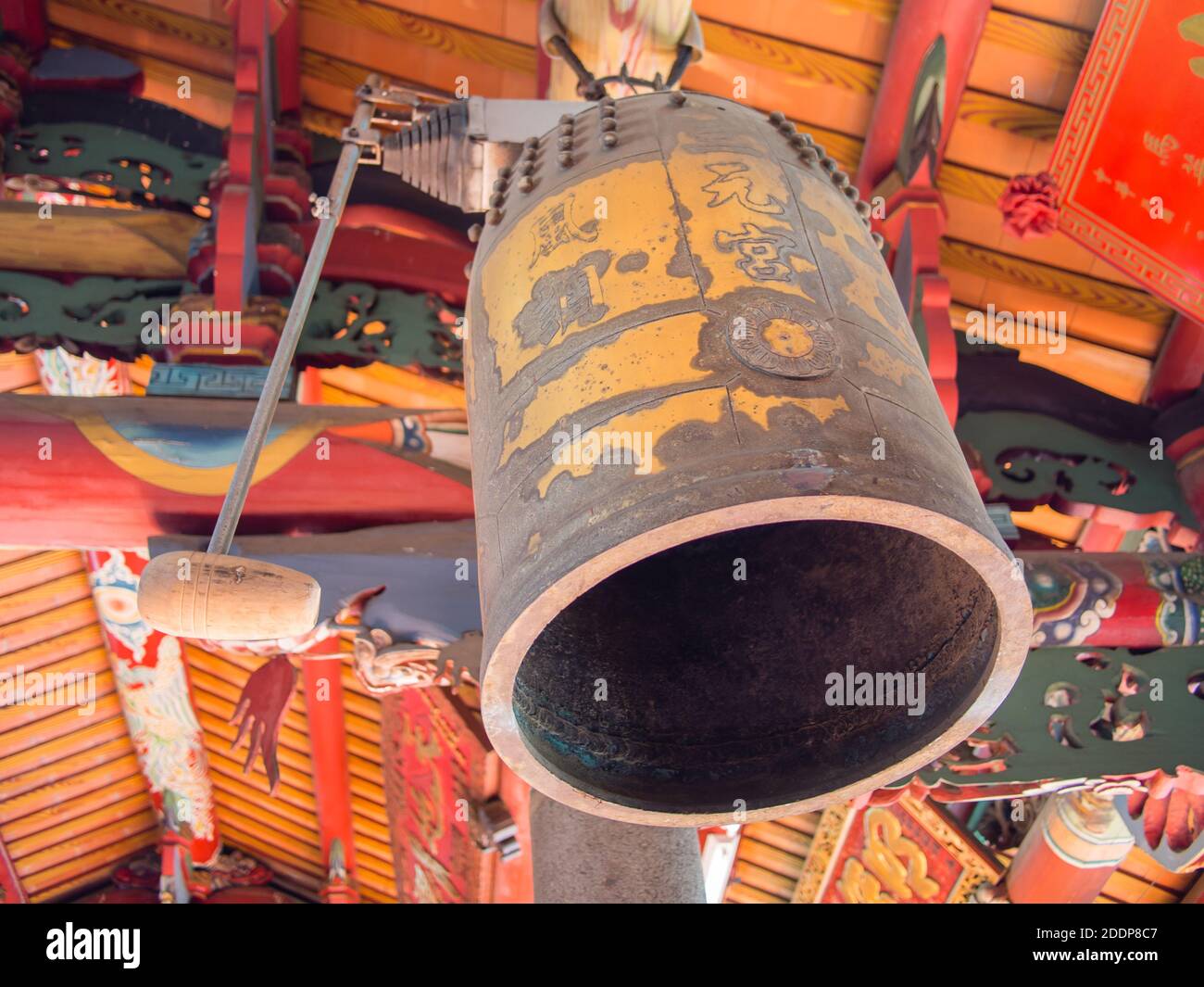 Eine alte hängende Glocke am Hukou Sanyuan Tempel in Hsinchu, Taiwan. Dieser Tempel ist ein ausgewiesener historischer Ort der Hsinchu perfecture. Stockfoto