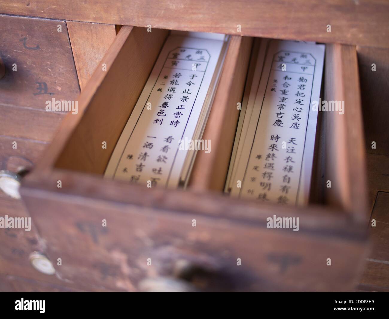 Wahrsagerei orakel rutscht in einer hölzernen Schublade im Hukou Sanyuan Tempel in Hsinchu, Taiwan. Stockfoto