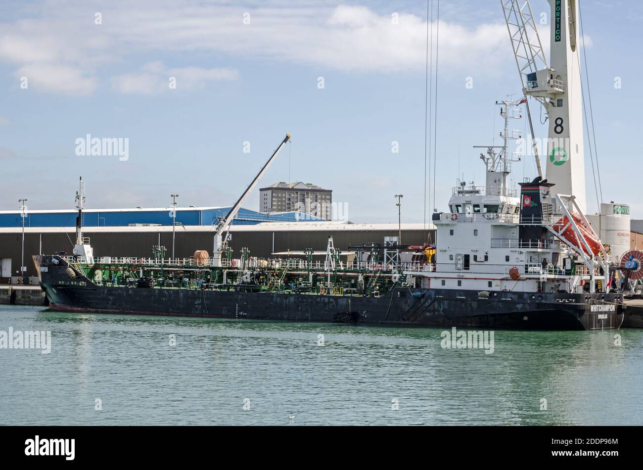 Portsmouth, Großbritannien - 8. September 2020: Der Öltanker Whitchampion vertäute an einem sonnigen Sommertag in Portsmouth Harbour, Hampshire. Stockfoto