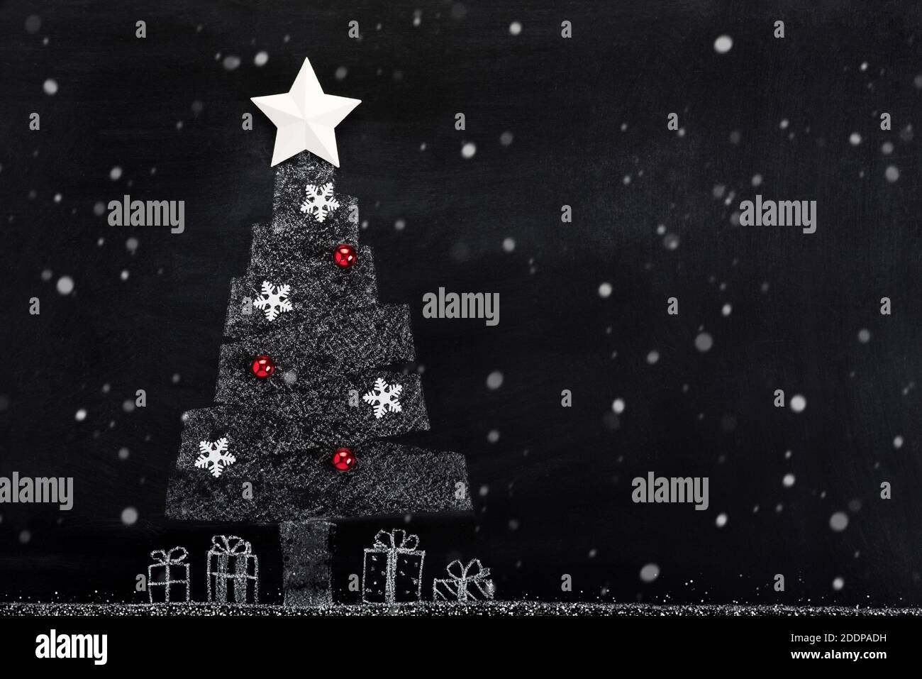 Zeichnung von weißem Weihnachtsbaum mit Schneefall auf Tafel Stockfoto