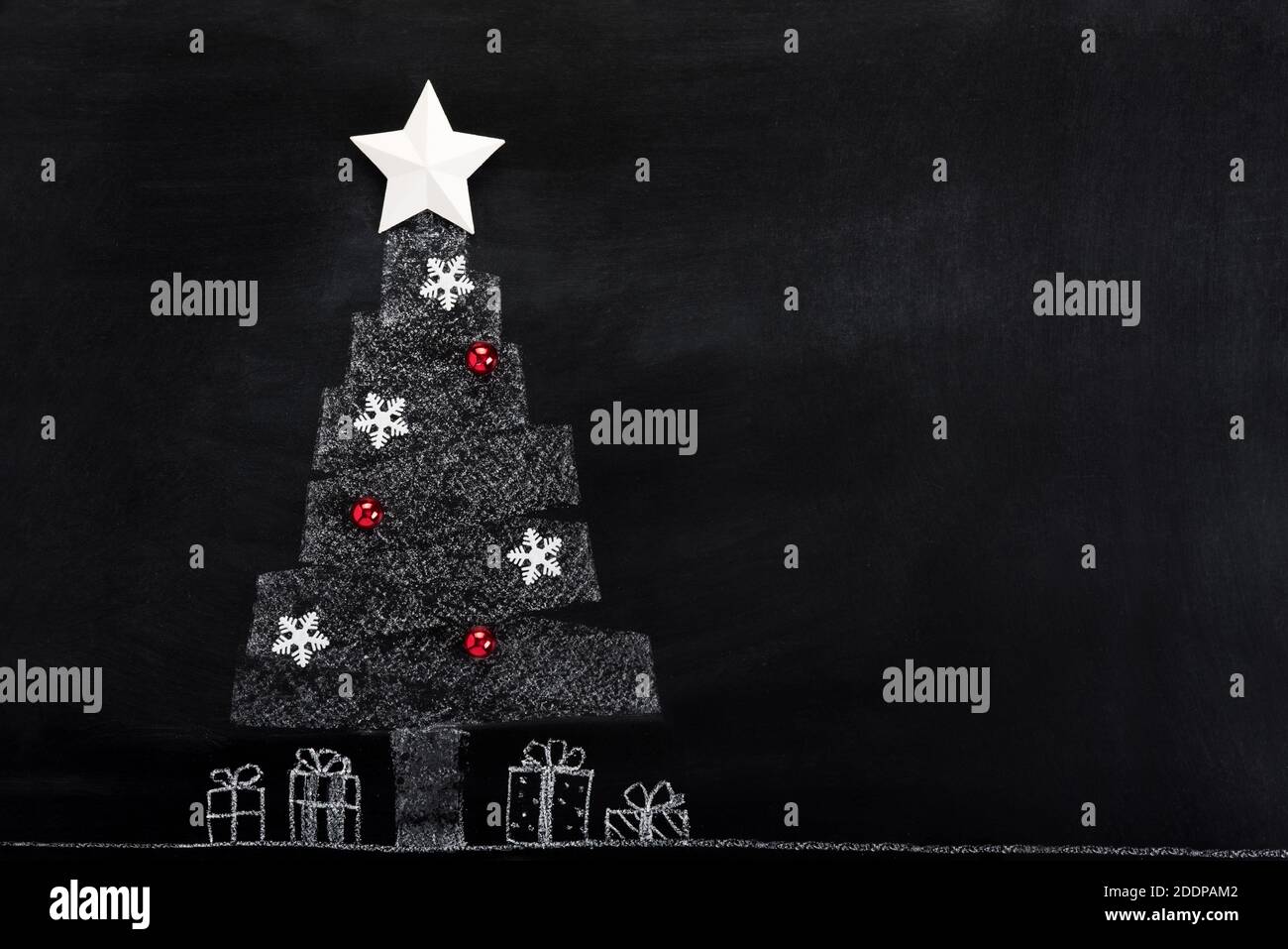 Zeichnung von weißem Weihnachtsbaum mit dekorieren Ornamenten auf Tafel Stockfoto