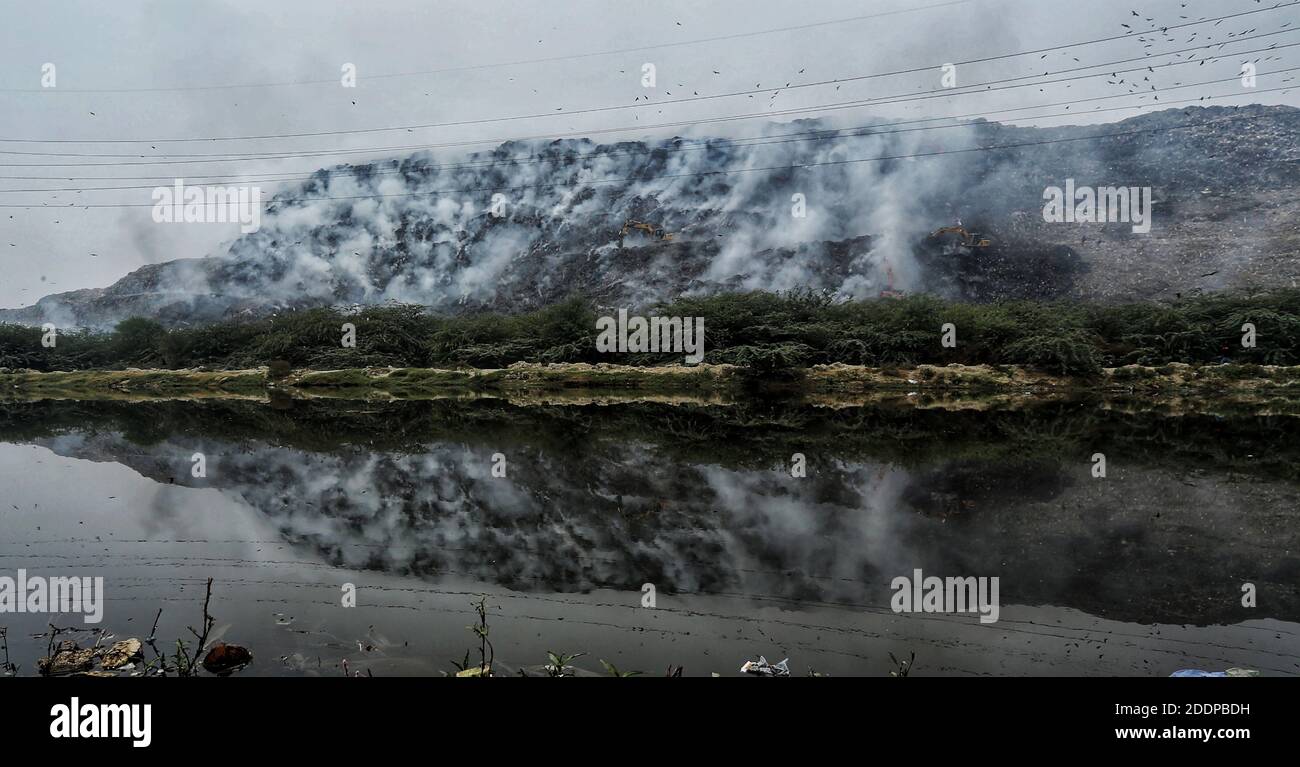 Eine riesige Rauchwolke, die aus dem Berg der Deponie Ghazipur stieg, nachdem ein Feuer auf der größten Mülldeponie ausbrach, als Neu-Delhi nach Atem schnappte und die Luftqualität insgesamt in eine schwere Katastrophe abrutschte. Foto: Sondeep Shankar Stockfoto