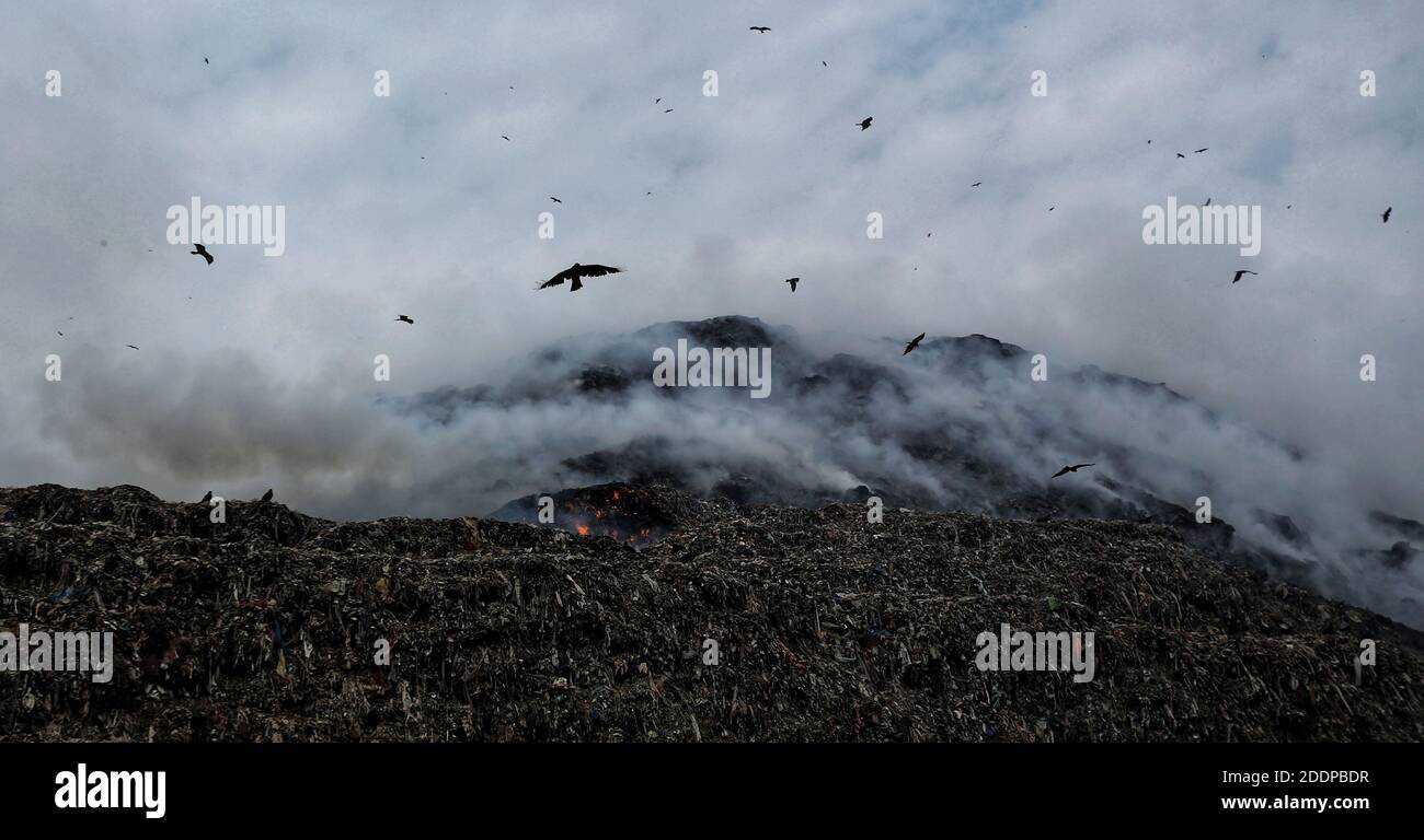 Eine riesige Rauchwolke, die aus dem Müllberg der Ghazipur-Deponie stieg, nachdem ein Feuer auf der größten Mülldeponie ausbrach, als Neu-Delhi nach Luft schnappte und die Gesamtluftqualität in eine schwere Kategorie abrutschte. Foto: Sondeep Shankar Stockfoto