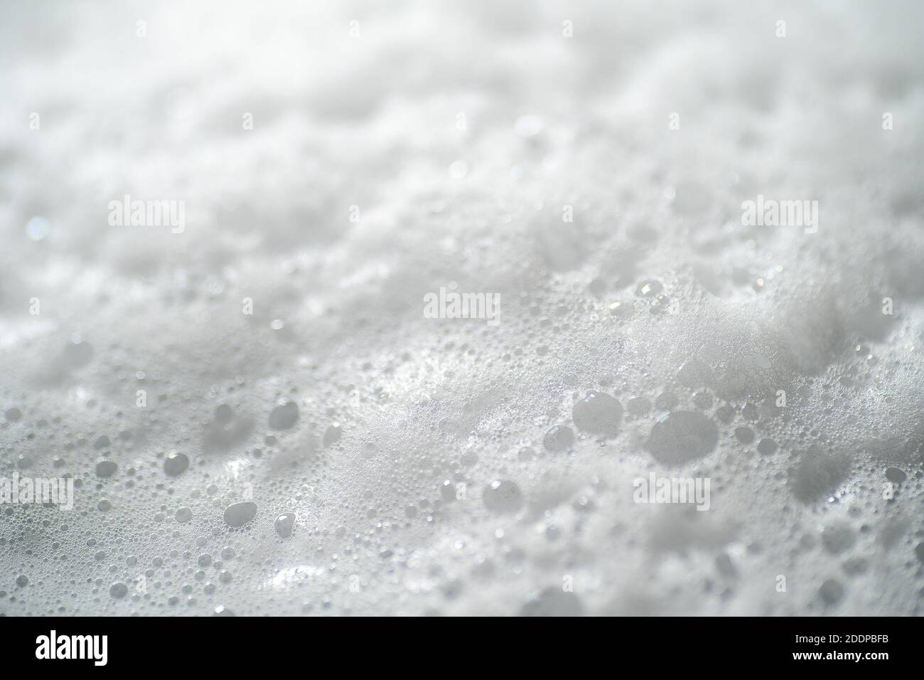 Schaumblasen aus Seife oder Shampoo, Draufsicht Makrofotografie. Stockfoto