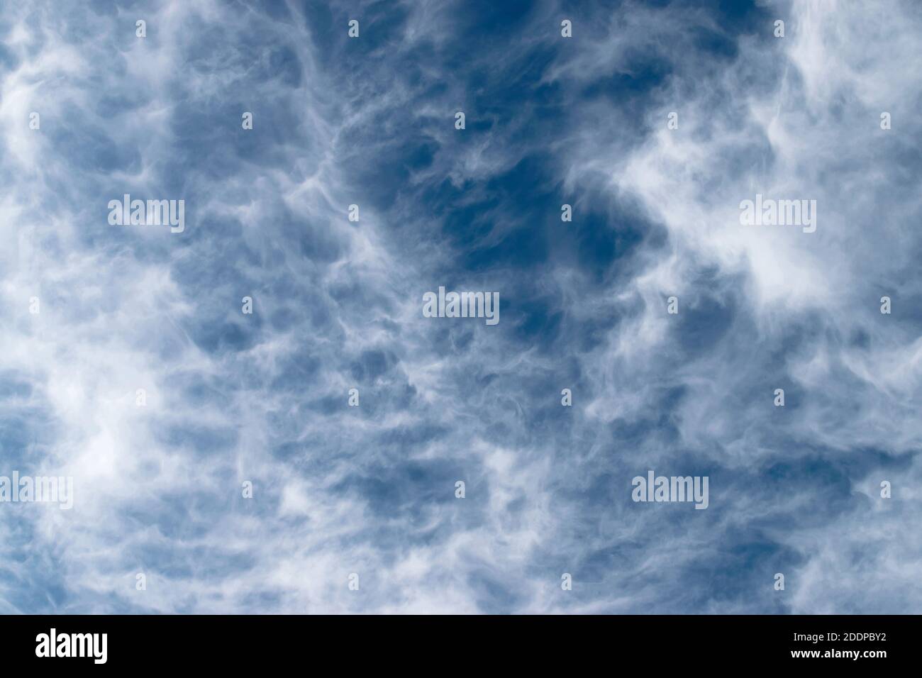 Weiße, federleichte, flauschige Wolken auf blauem Himmel, Hintergrund und Textur Stockfoto