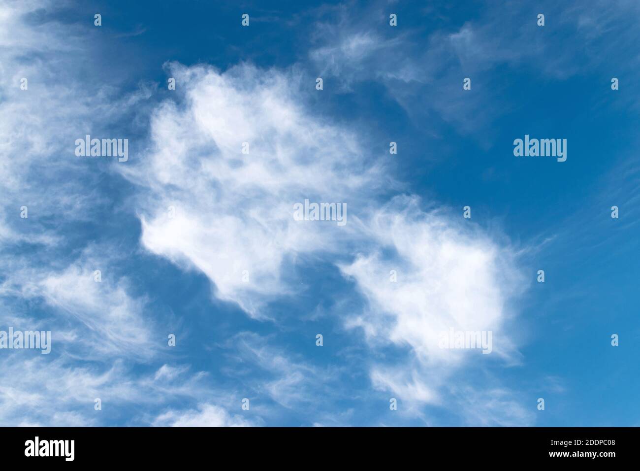 Weiße, federleichte, flauschige Wolken auf blauem Himmel, Hintergrund und Textur Stockfoto
