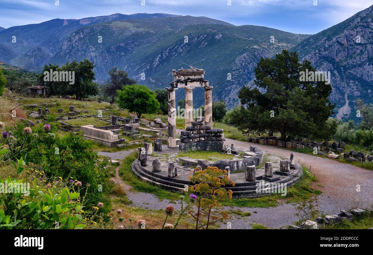 Ruinen von Tholos der antiken griechischen Göttin Athena Pronaia in Delphi, Griechenland. UNESCO-Weltkulturerbe. Breiter Abtrieb Stockfoto