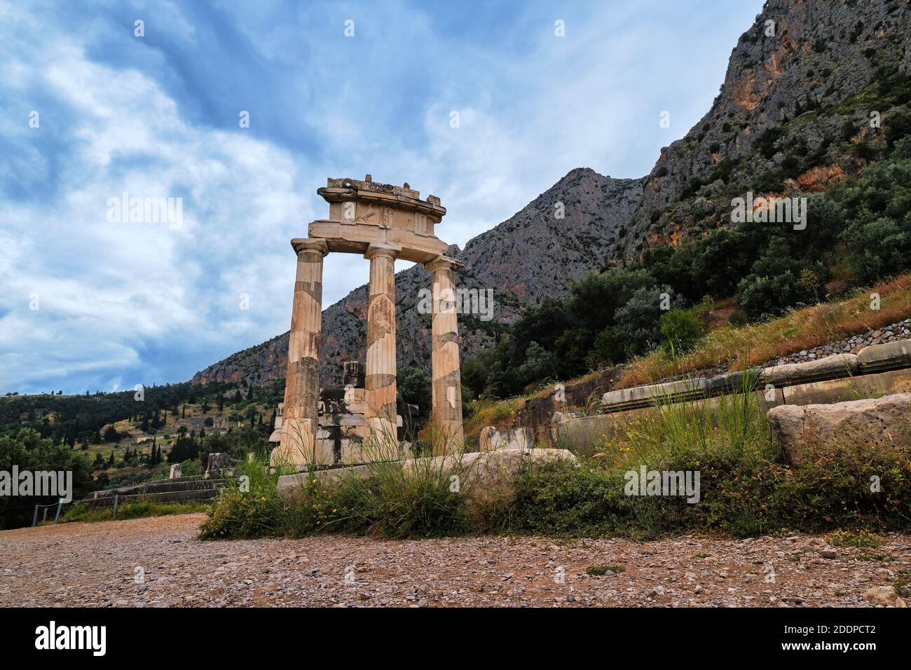 Ruinen von Tholos der antiken griechischen Göttin Athena Pronaia in Delphi, Griechenland. Drei dorische Säulen auf dem heiligen Berg Parnassos. UNESCO-Weltkulturerbe. Stockfoto