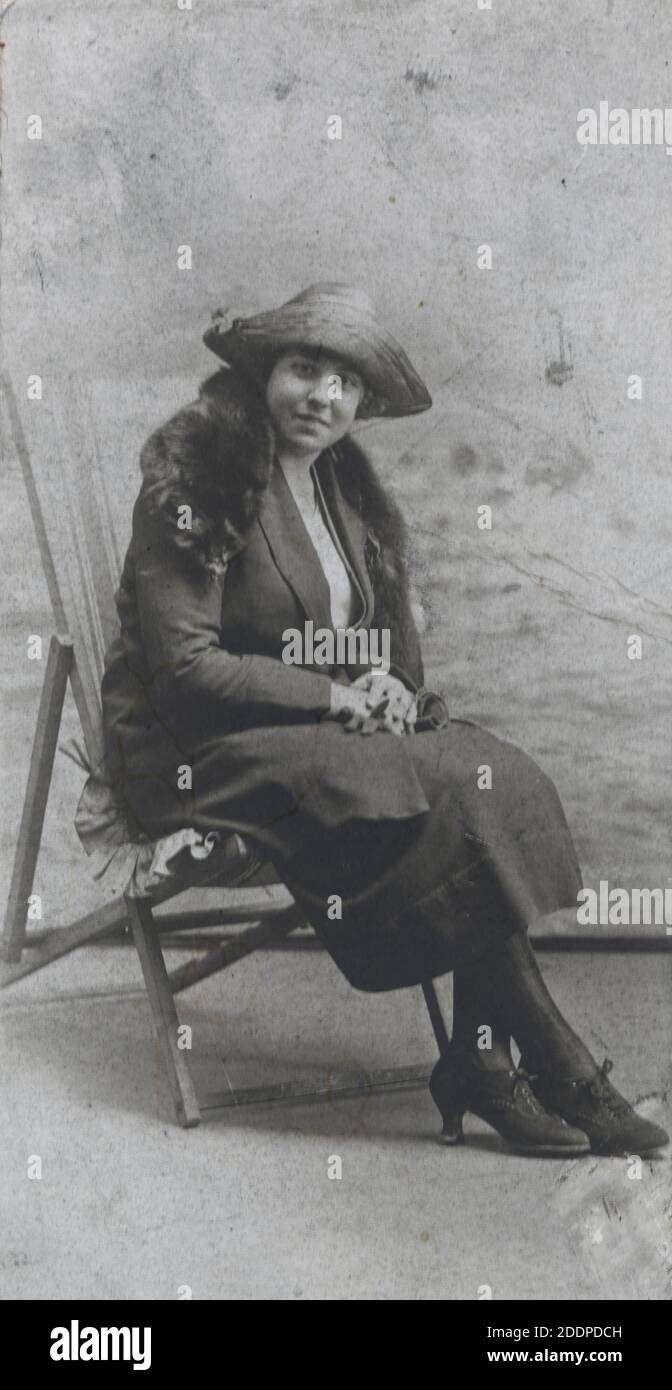 Studiofoto einer jungen Dame, sitzenin einem Liegestuhl, trägt Outdoor-Kleidung, um 1914, Lancashire, England. Stockfoto