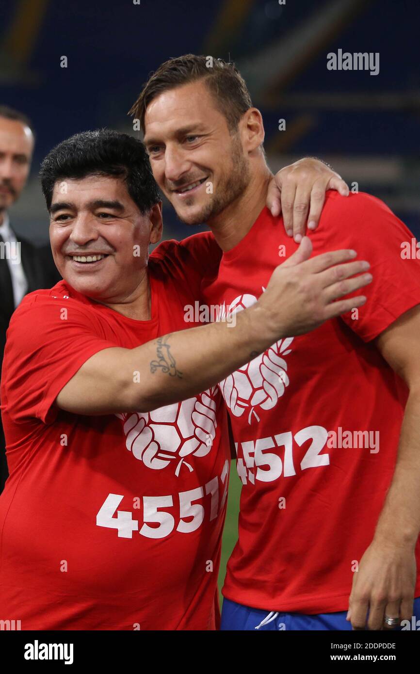 Rom, Italien - 12/10/2014: Diego Armando Maradona und Francesco Totti im Einsatz während des Freundschaftsspiel "United for Peace", das Papst Franziskus im Olympiastadion in Rom gewidmet ist Stockfoto