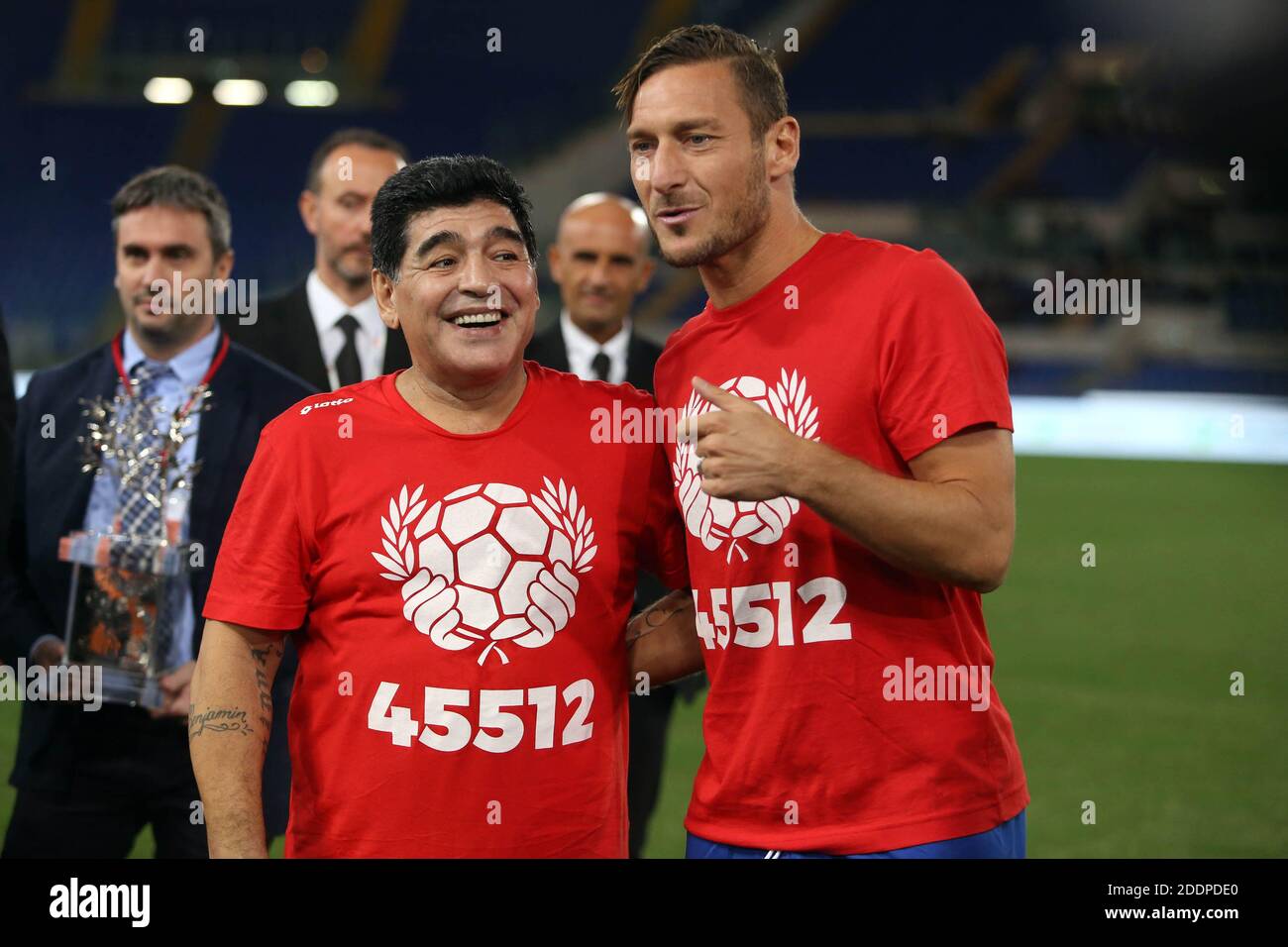 Rom, Italien - 12/10/2014: Diego Armando Maradona und Francesco Totti im Einsatz während des Freundschaftsspiel "United for Peace", das Papst Franziskus im Olympiastadion in Rom gewidmet ist Stockfoto