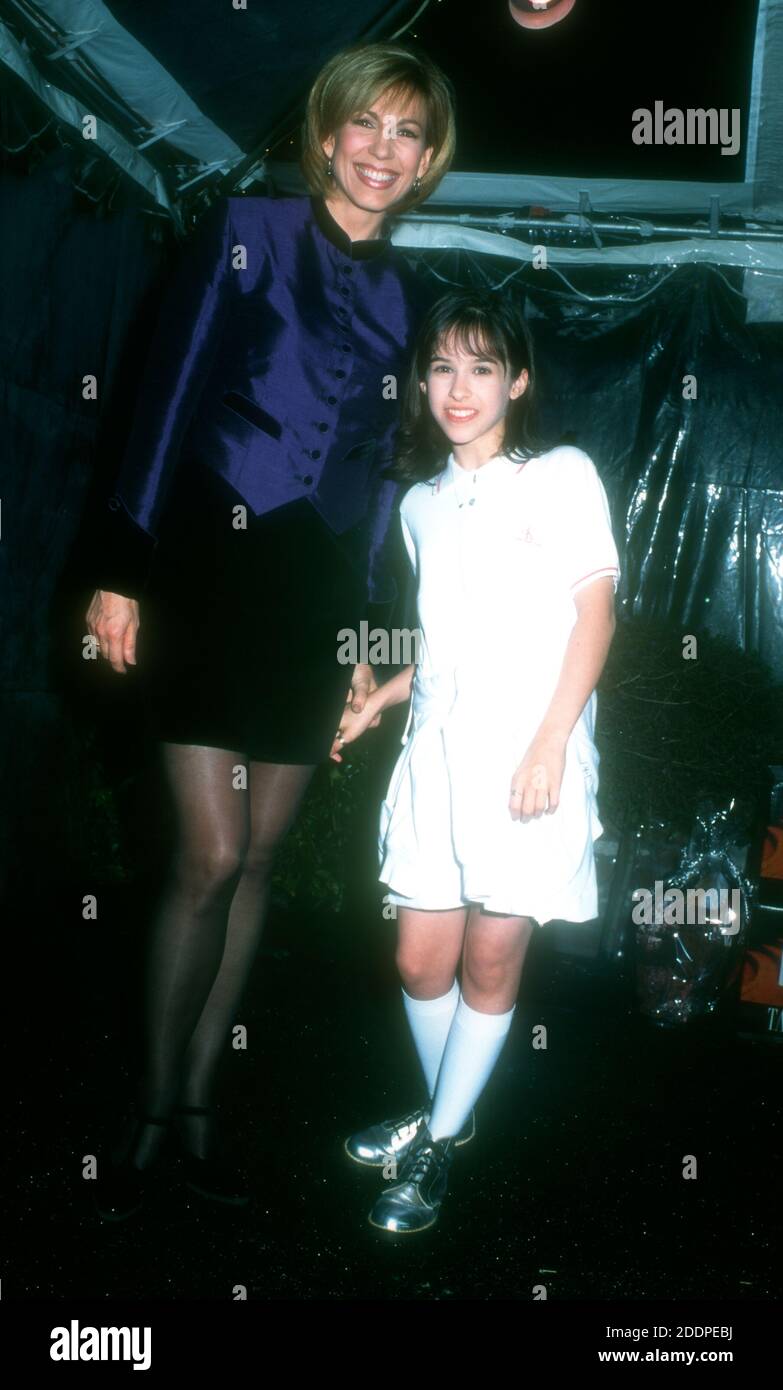 Los Angeles, Kalifornien, USA 13. April 1996 (Exklusiv) Fernsehpersönlichkeit Leeze Gibbons und Schauspielerin Lacey Chabert besuchen KidsPeace Event am 13. April 1996 in Los Angeles, Kalifornien, USA. Foto von Barry King/Alamy Stockfoto Stockfoto