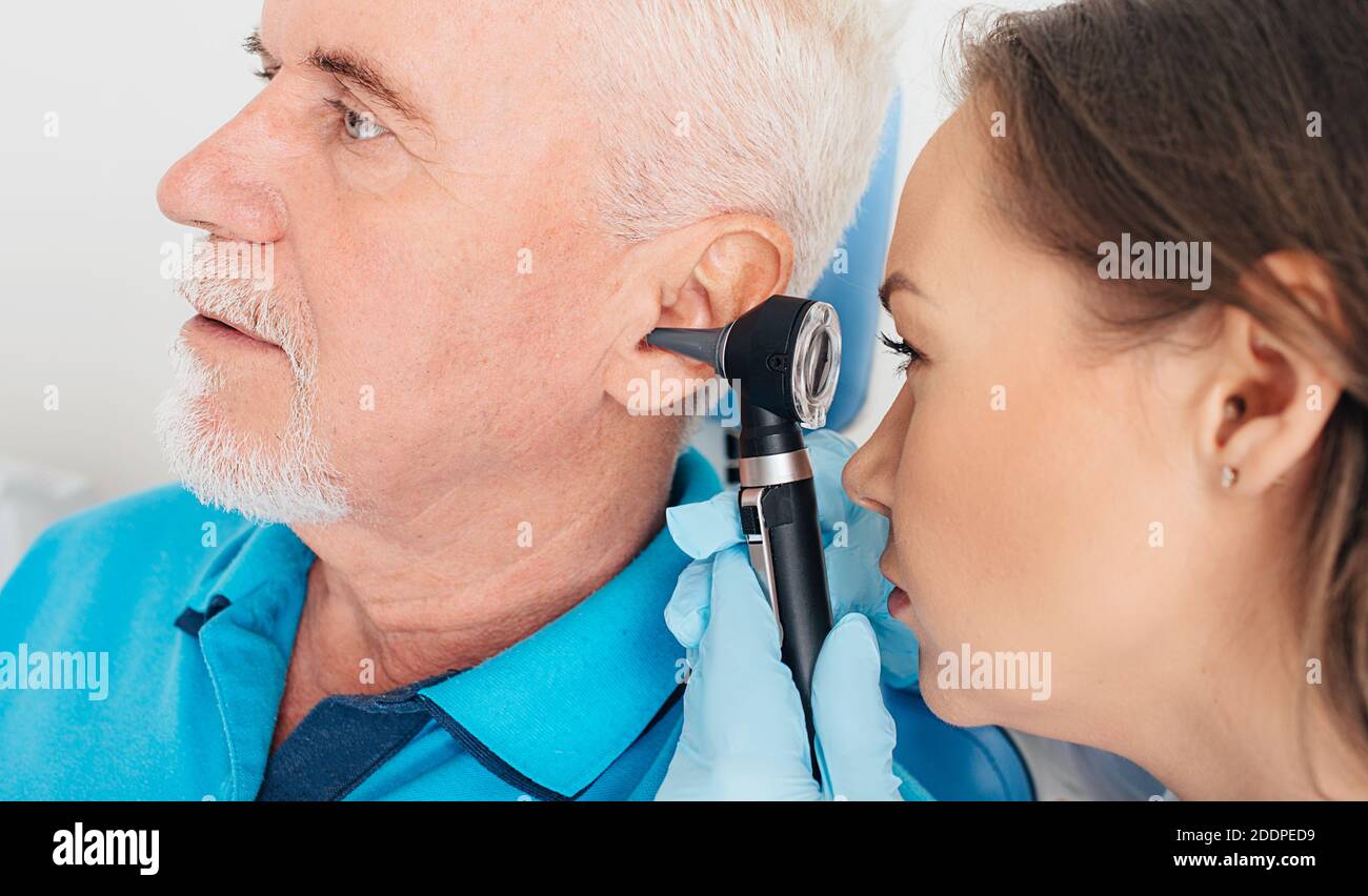 Höruntersuchung. Ältere Patienten während eines Hörtests, ein Arzt mit einem Otoskop, das Hören eines älteren Patienten, Nahaufnahme Stockfoto