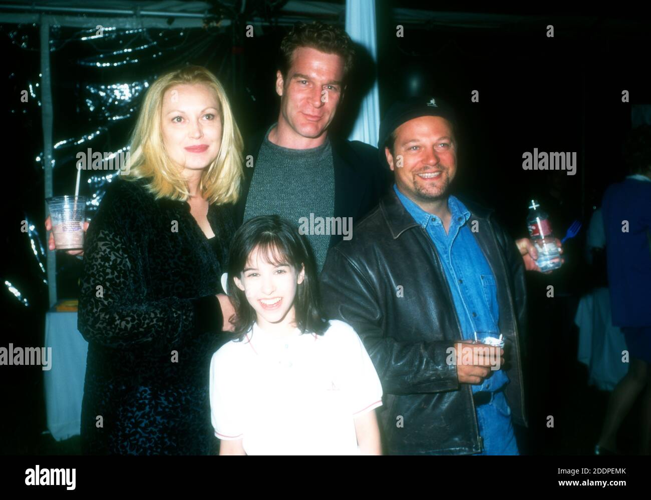 Los Angeles, Kalifornien, USA 13. April 1996 (Exklusiv) (L-R) die Schauspielerin Cathy Moriarty, die Schauspielerin Lacey Chabert, der Schauspieler Kevin Kilner und der Schauspieler Michael Chiklis besuchen am 13. April 1996 das KidsPeace Event in Los Angeles, Kalifornien, USA. Foto von Barry King/Alamy Stockfoto Stockfoto