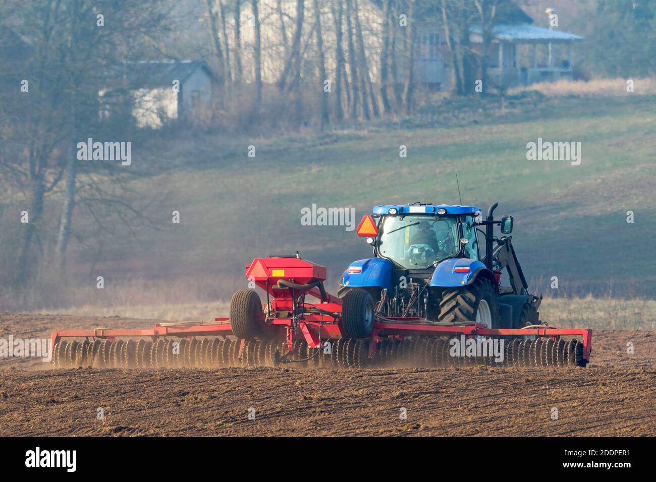 Traktor arbeitet mit Cultipacker Rollen auf dem Feld Stockfoto Traktor arbeitet mit Cultipacker Rollen auf dem Feld Stockfoto