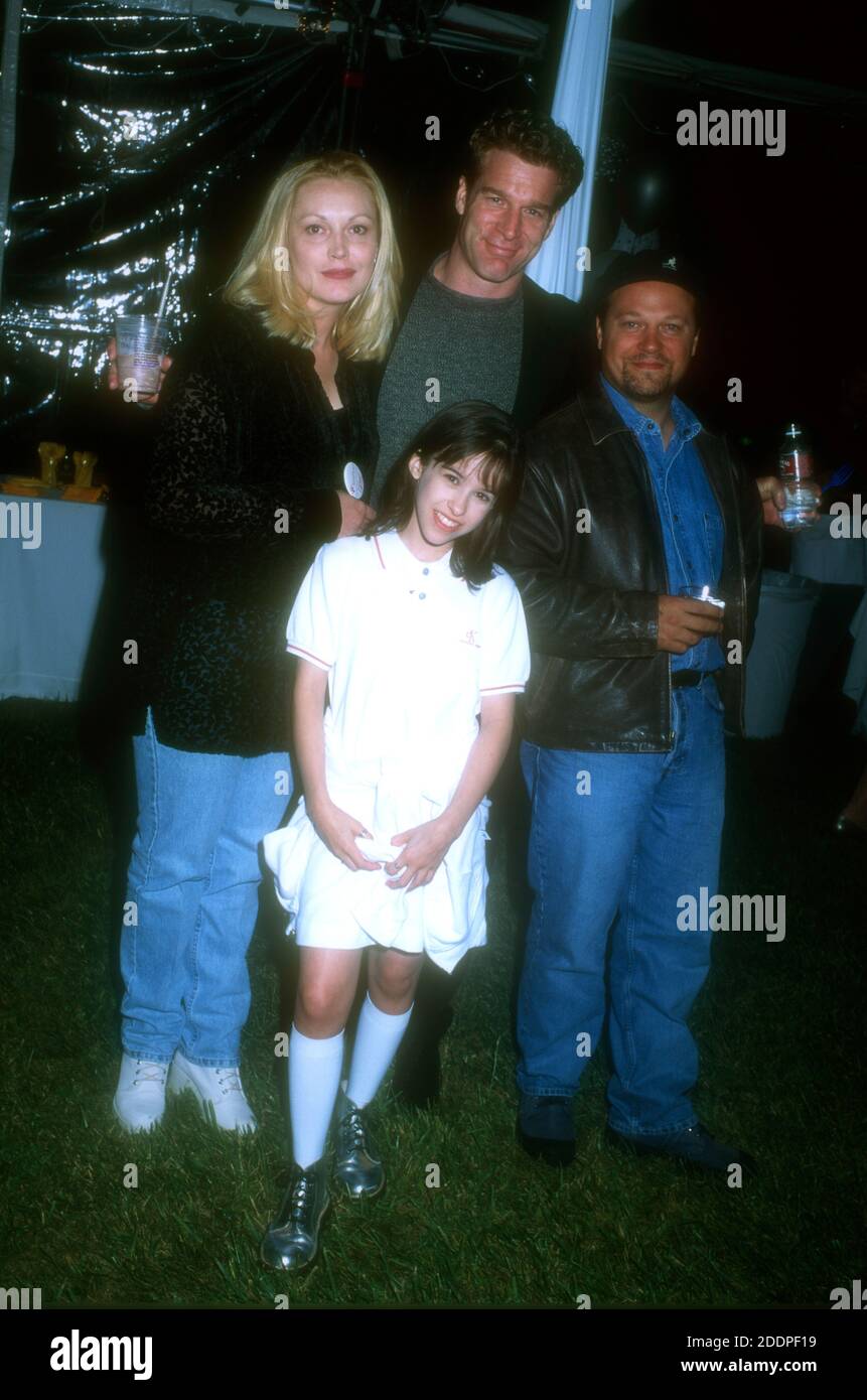 Los Angeles, Kalifornien, USA 13. April 1996 (Exklusiv) (L-R) die Schauspielerin Cathy Moriarty, die Schauspielerin Lacey Chabert, der Schauspieler Kevin Kilmer und der Schauspieler Michael Chiklis besuchen am 13. April 1996 das KidsPeace Event in Los Angeles, Kalifornien, USA. Foto von Barry King/Alamy Stockfoto Stockfoto