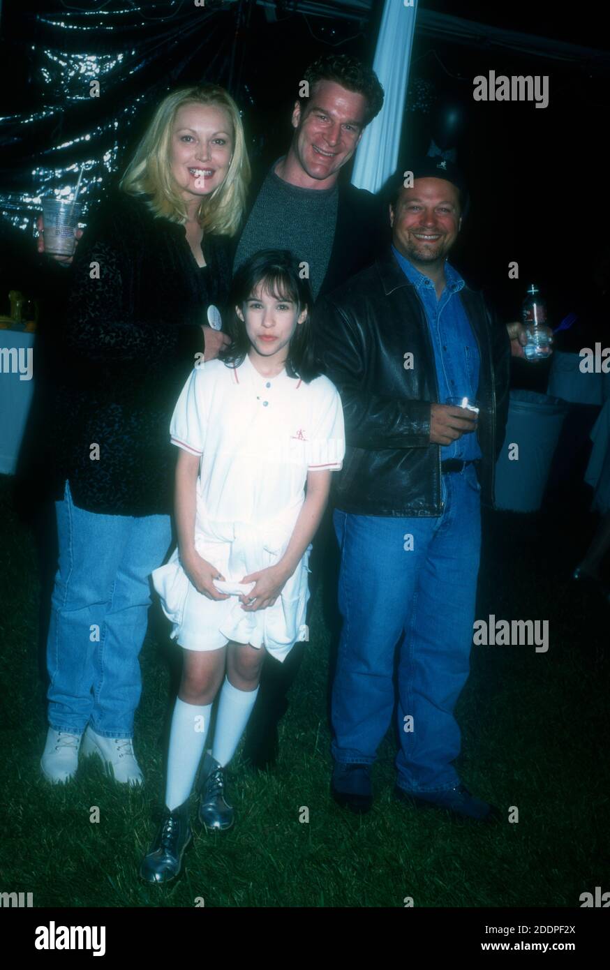 Los Angeles, Kalifornien, USA 13. April 1996 (Exklusiv) (L-R) die Schauspielerin Cathy Moriarty, die Schauspielerin Lacey Chabert, der Schauspieler Kevin Kilner und der Schauspieler Michael Chiklis besuchen am 13. April 1996 das KidsPeace Event in Los Angeles, Kalifornien, USA. Foto von Barry King/Alamy Stockfoto Stockfoto