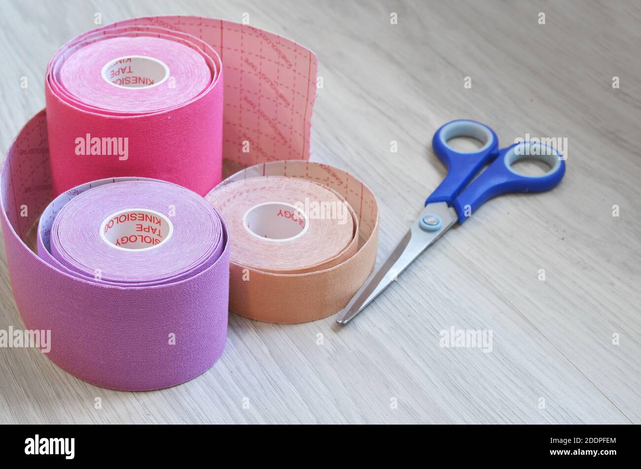 Kinesiologische Bandrollen. Anti-Schmerz-Taping für Sportler zur Gewichtsreduktion, Anti-Falten Stockfoto