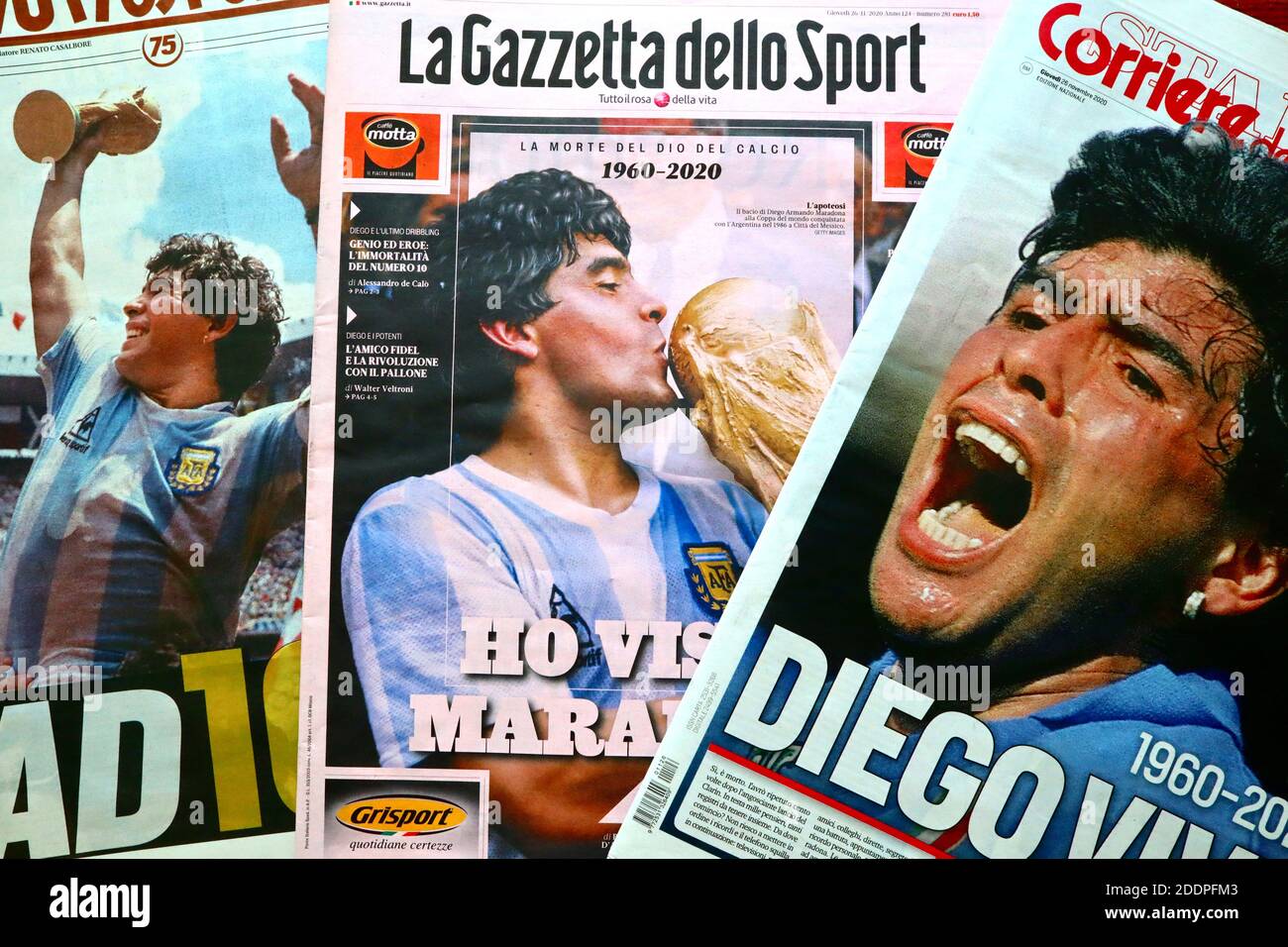 Diego Armando MARADONA (1960-2020) Italienische Titelseite Zeitungen Stockfoto