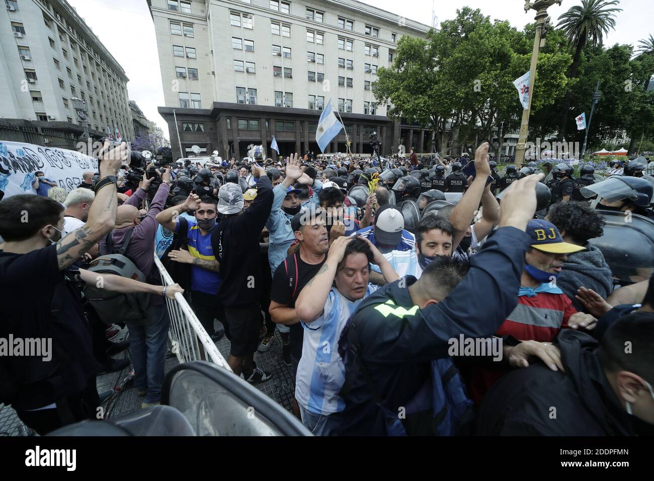 Buenos Aires, Argentinien. November 2020. In der Casa Rosada warten die Leute auf Diego Maradona. Maradona starb am Mittwoch (25.11.2020) im Alter von nur 60 Jahren an einem Herzinfarkt in seinem Haus in Tigre nördlich von Buenos Aires. Quelle: Gustavo Ortiz/dpa/Alamy Live News Stockfoto