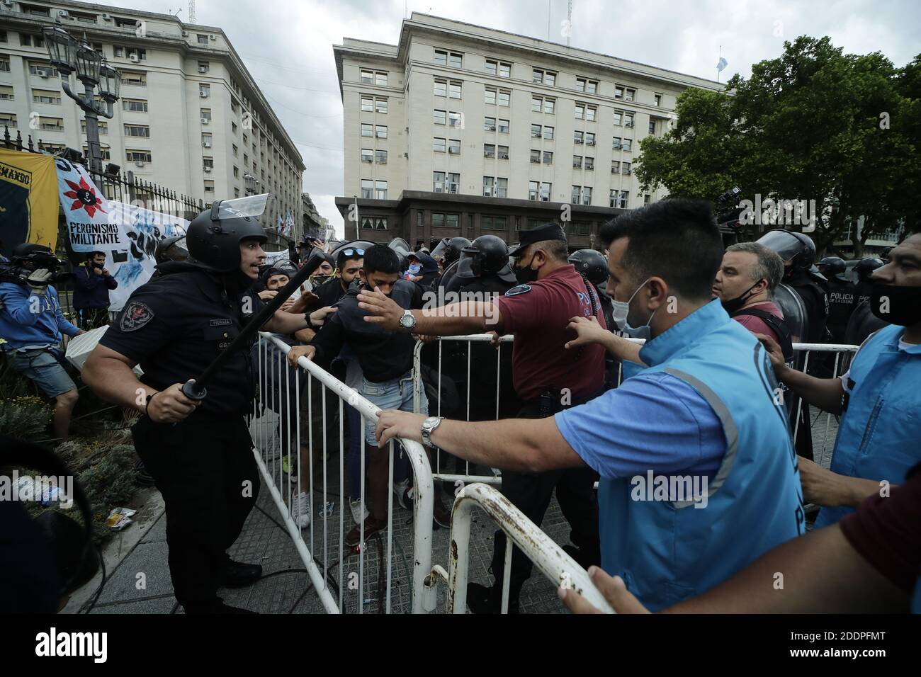 Buenos Aires, Argentinien. November 2020. Die Polizei kontrolliert den Zugang zur Casa Rosada für die Folge von Diego Maradona. Maradona war am Mittwoch (25.11.2020) im Alter von nur 60 Jahren an einem Herzinfarkt in seinem Haus in Tigre, nördlich von Buenos Aires, gestorben. Quelle: Gustavo Ortiz/dpa/Alamy Live News Stockfoto
