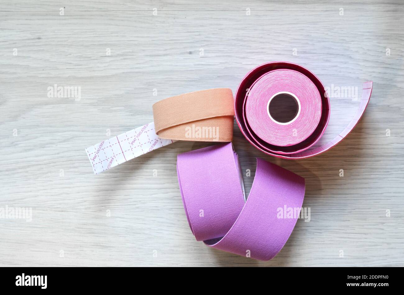 Kinesiologische Bandrollen. Anti-Schmerz-Taping für Sportler zur Gewichtsreduktion, Anti-Falten Stockfoto