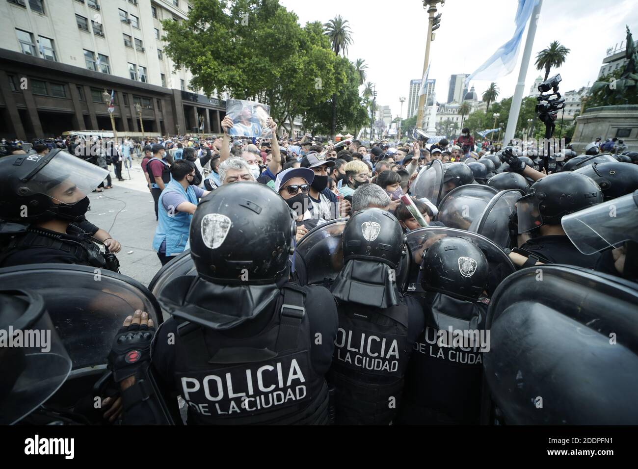 Buenos Aires, Argentinien. November 2020. Die Polizei kontrolliert den Zugang zur Casa Rosada für die Folge von Diego Maradona. Maradona war am Mittwoch (25.11.2020) im Alter von nur 60 Jahren an einem Herzinfarkt in seinem Haus in Tigre, nördlich von Buenos Aires, gestorben. Quelle: Gustavo Ortiz/dpa/Alamy Live News Stockfoto