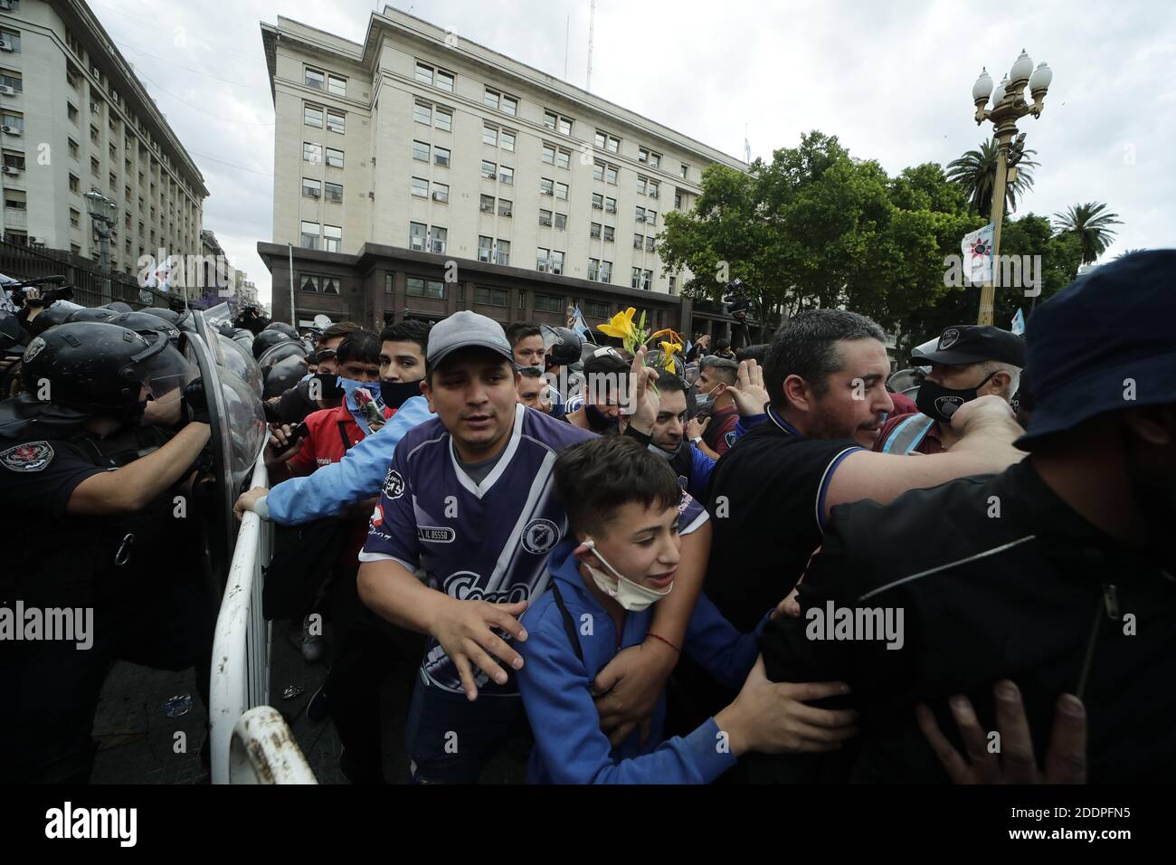 Buenos Aires, Argentinien. November 2020. In der Casa Rosada warten die Leute auf Diego Maradona. Maradona starb am Mittwoch (25.11.2020) im Alter von nur 60 Jahren an einem Herzinfarkt in seinem Haus in Tigre nördlich von Buenos Aires. Quelle: Gustavo Ortiz/dpa/Alamy Live News Stockfoto