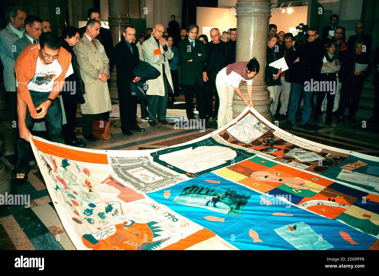 Paris, Frankreich, Crowd People, Einsatz der AIDS Memorial Quilts, Dezember 1 World HIV/AIDS Day Events, traurig, Aids Aktivismus Stockfoto