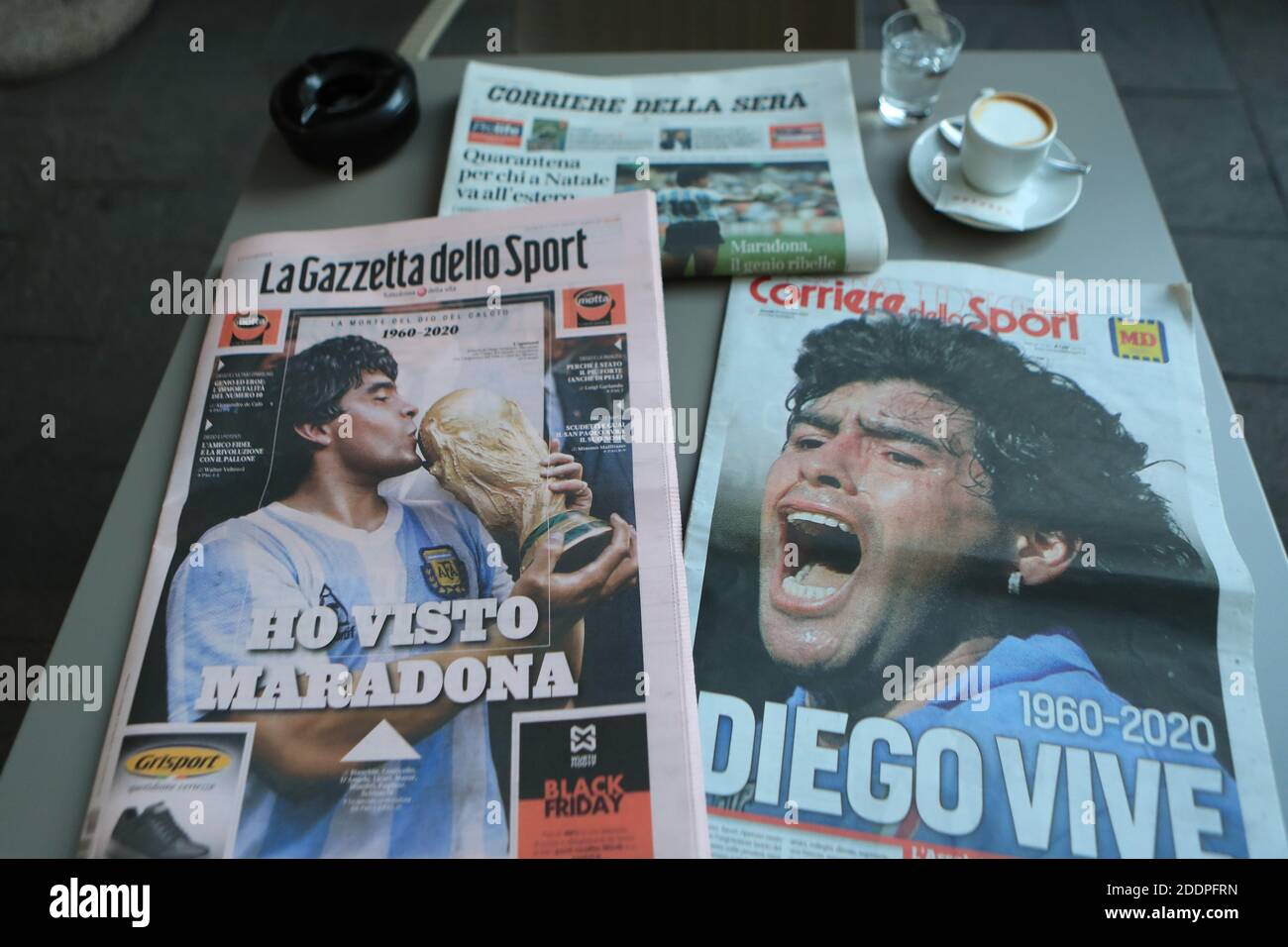 Pergine Valsugana, Italien. November 2020. Die wichtigsten italienischen Zeitungen, in denen auf der Titelseite Nachrichten über den Tod des argentinischen Spielers Diego Maradona in einer Bar in Pergine Valsugana am 26. November 2020 erscheinen. Millionen von Fans zollten Tribut und Argentinien wurde am 25. November in Trauer versetzt, als Maradona, einer der größten Fußballer aller Zeiten, im Alter von 60 Jahren nach jahrelangen Drogen- und Alkoholproblemen starb. (Foto von Pierre Teyssot/ESPA-Images) Quelle: European Sports Photo Agency/Alamy Live News Stockfoto