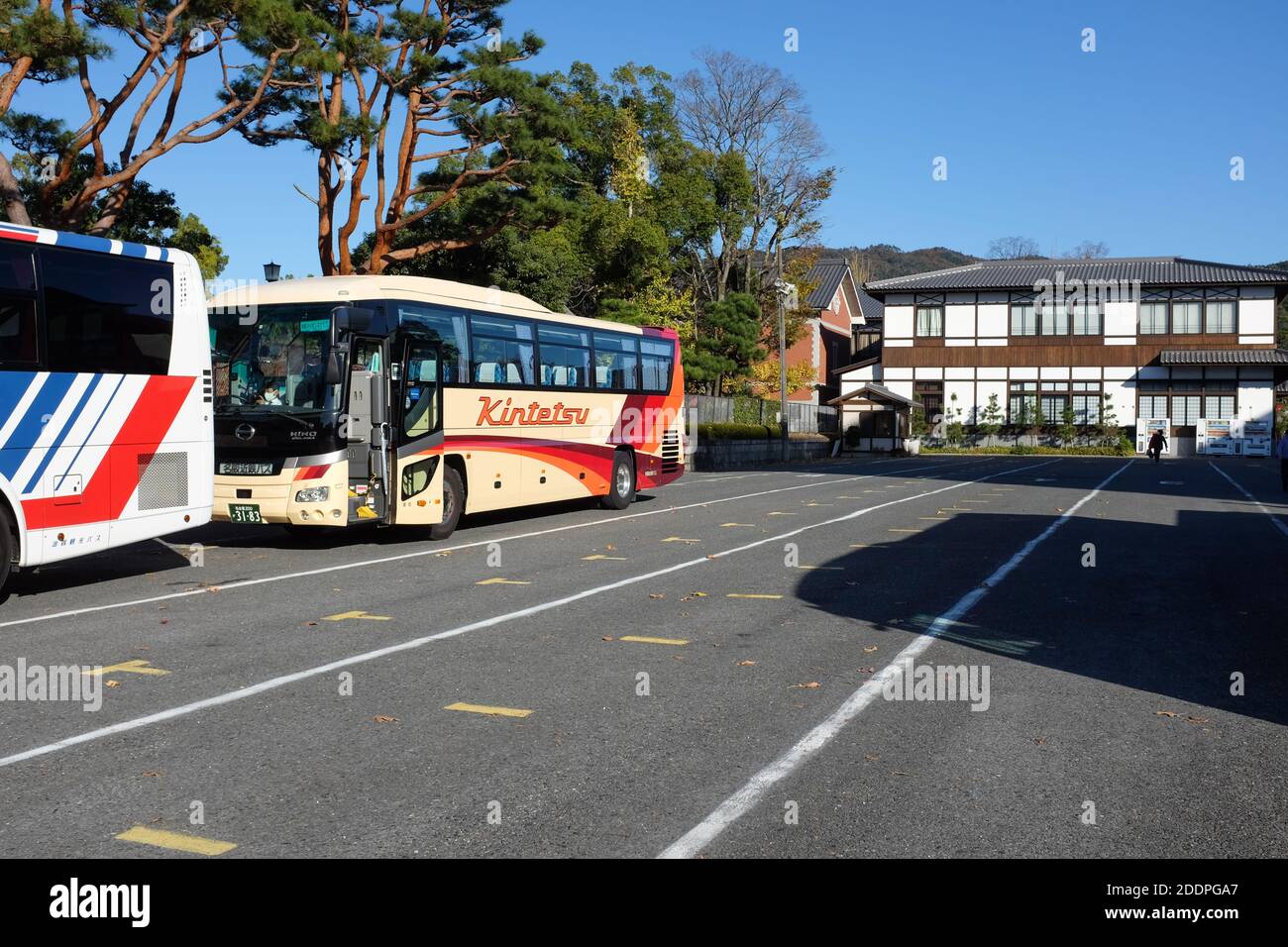 Ein fast leerer Busparkplatz in Kyoto, Japan, im November 2020. Die COVID-19-Pandemie bedeutet, dass ausländische Touristen derzeit daran gehindert werden, nach Japan einzureisen. Stockfoto