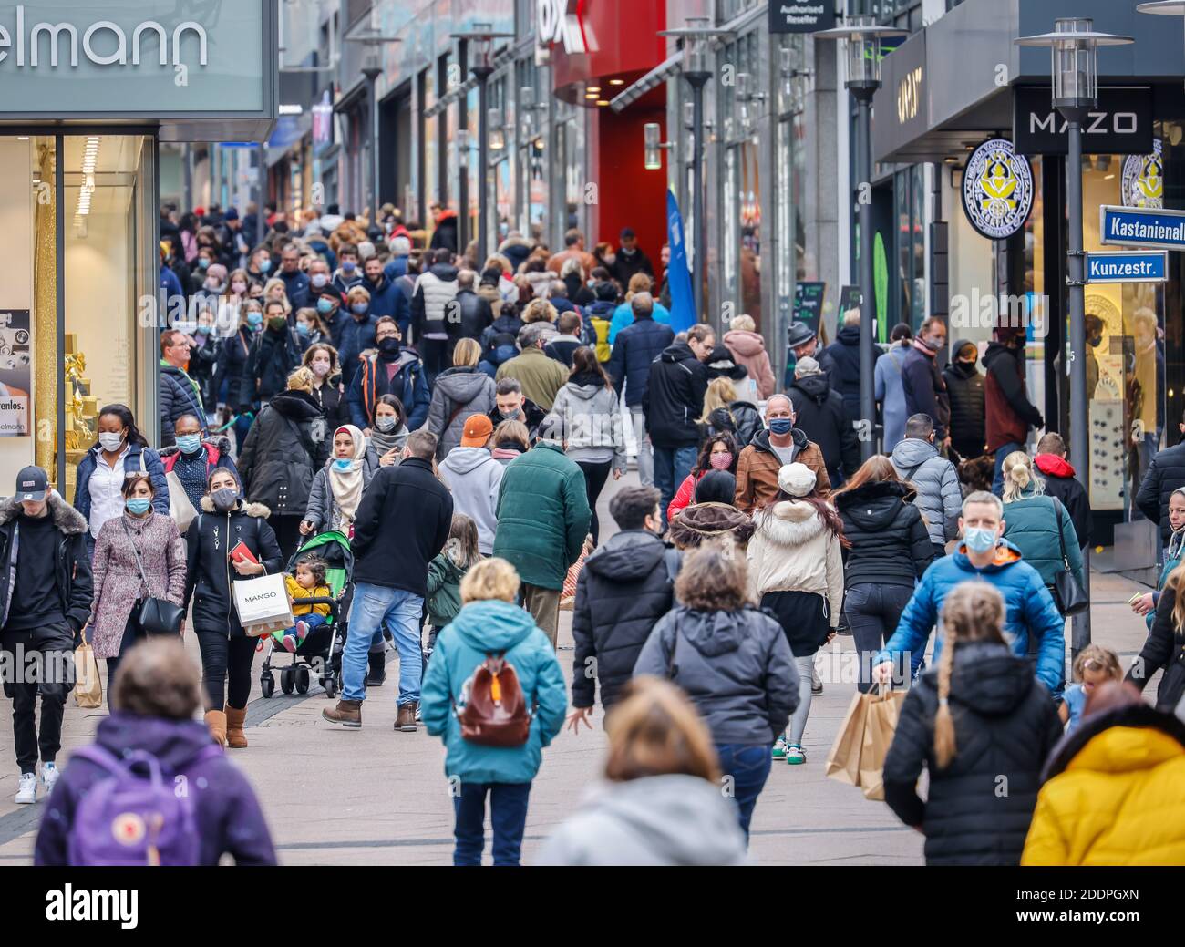 Essen, Ruhrgebiet, Nordrhein-Westfalen, Deutschland - Essener Innenstadt in Zeiten der Koronakrise in der Vorweihnachtszeit im zweiten Teilabschnitt Stockfoto