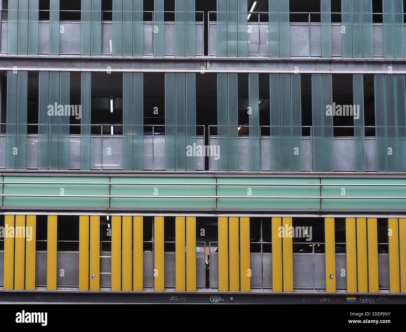 Moderne Gebäudefassade in Altona, Hamburg Deutschland, Glas und Fassadenverkleidung in grünen und gelben Farbtönen Stockfoto