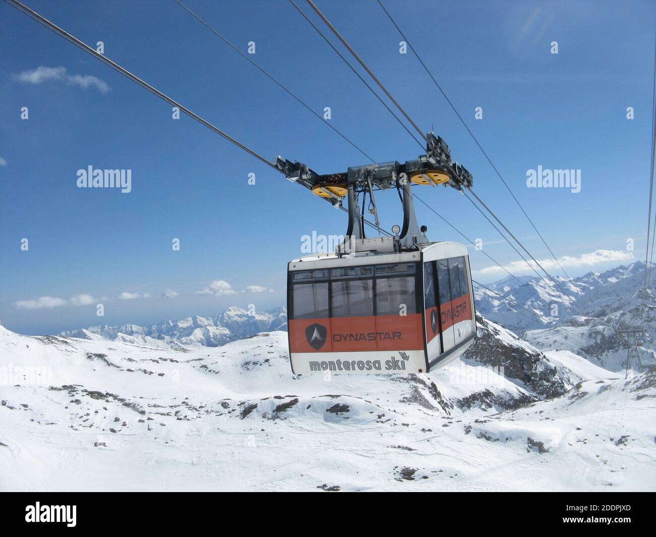 Gressoney-Saint-Jean Italien 4. März 2015: Seilbahn für den Transport von Touristen in großer Höhe auf dem makellosen Schnee Stockfoto