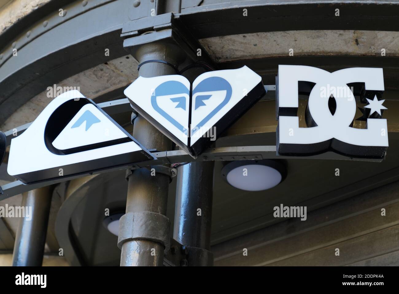 Bordeaux , Aquitaine / Frankreich - 11 11 2020 : Quiksilver und dg roxy Zeichen und Logo vor Shop Surf Wear Gebäude Fassade Stockfoto