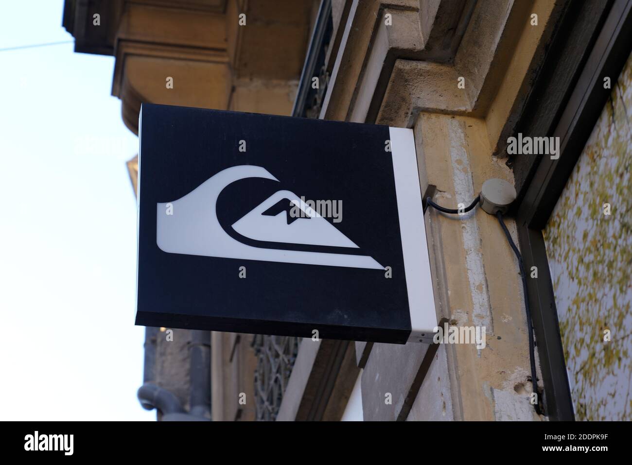 Bordeaux , Aquitaine / Frankreich - 11 11 2020 : Quiksilver Zeichen und Welle Logo vor dem Geschäft Mode auf Gebäude Fassade Eingang Stockfoto