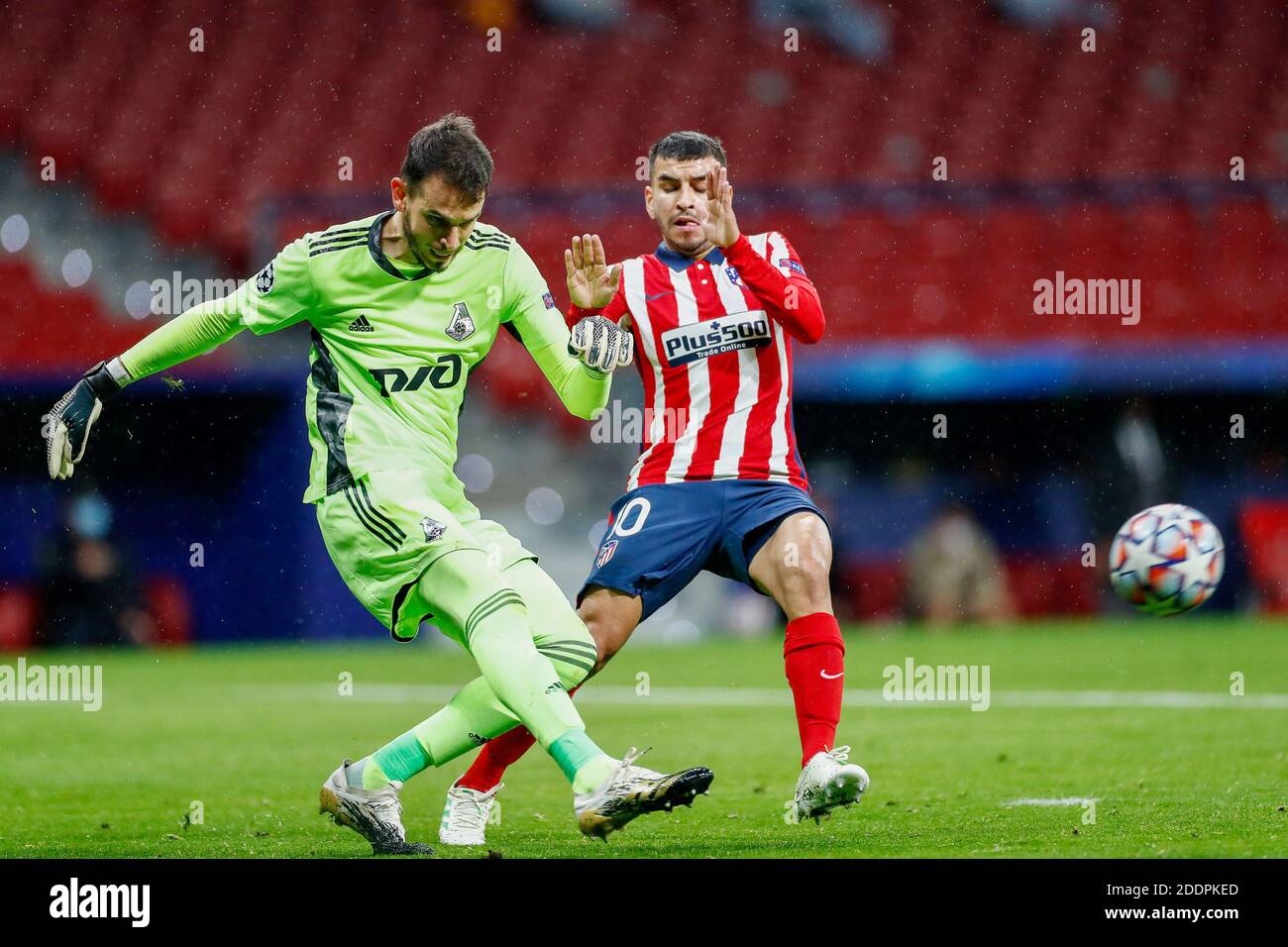 Guilherme Alvim Marinato von Lokomotiv und Angel Correa von Atletico de Madrid in Aktion während der UEFA Champions League, Group / LM Stockfoto