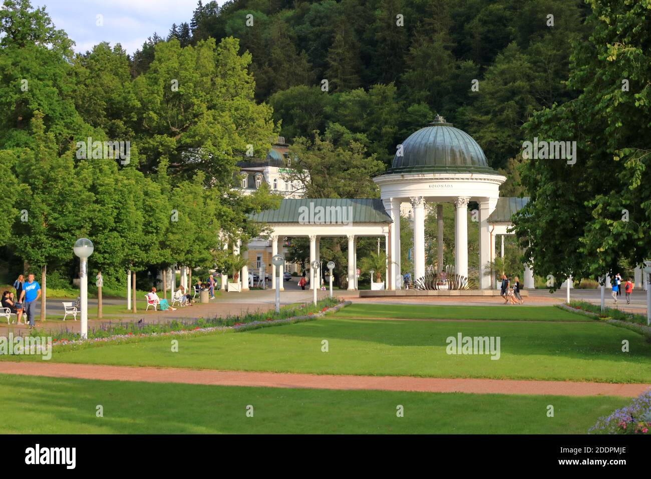 Juli 13 2020 Marianske Lazne/Marienbad / Tschechische Republik: Der Pavillon der Karolina-Quelle im berühmten Kurort Stockfoto