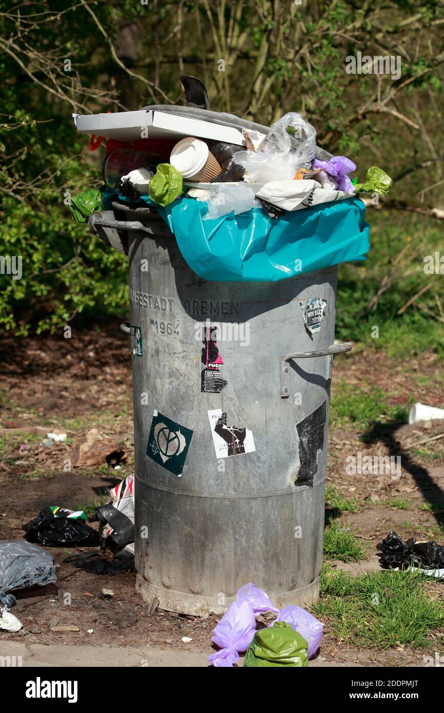 Öffentliche graue überfüllte Mülltonne, Bremen, Deutschland, Europa Stockfoto