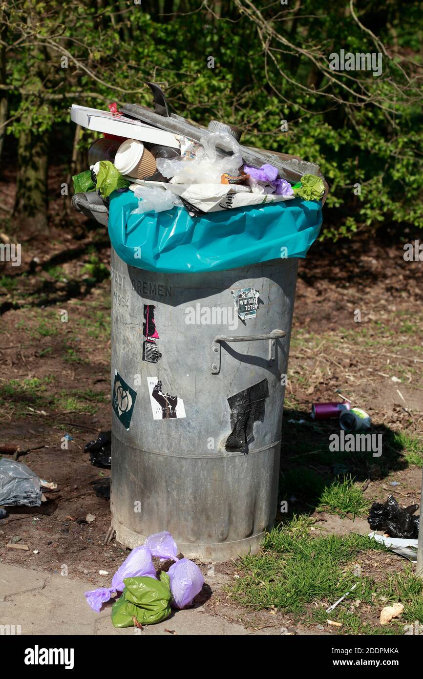 Öffentliche graue überfüllte Mülltonne, Bremen, Deutschland, Europa Stockfoto